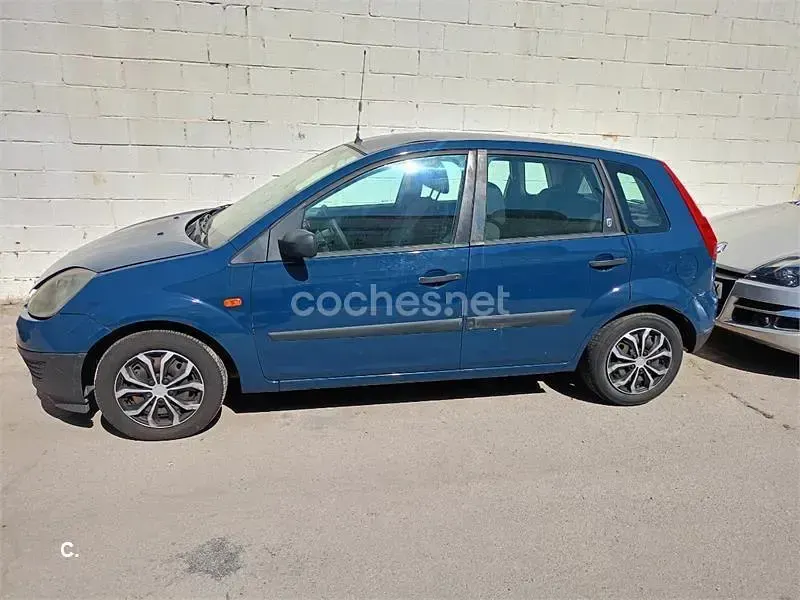 Usado Ford Fiesta 70 CV (51 kW) 2006 Azul Utilitario