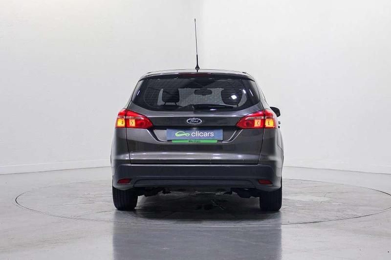 Usado Ford Focus Trend+ 120 CV (88 kW) 2017 Gris Familiar