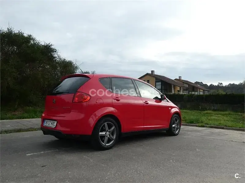Usado Seat Altea I-Tech 105 CV (77 kW) 2014 Rojo Monovolumen