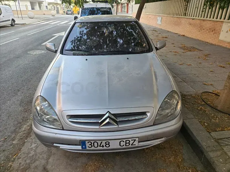 Usado Citroën Xsara 90 CV (66 kW) 2002 Gris / plata Berlina