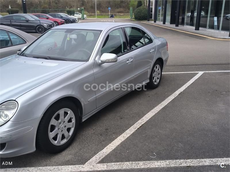 Usado Mercedes E220 Classic 150 CV (110 kW) 2007 Gris / plata Berlina
