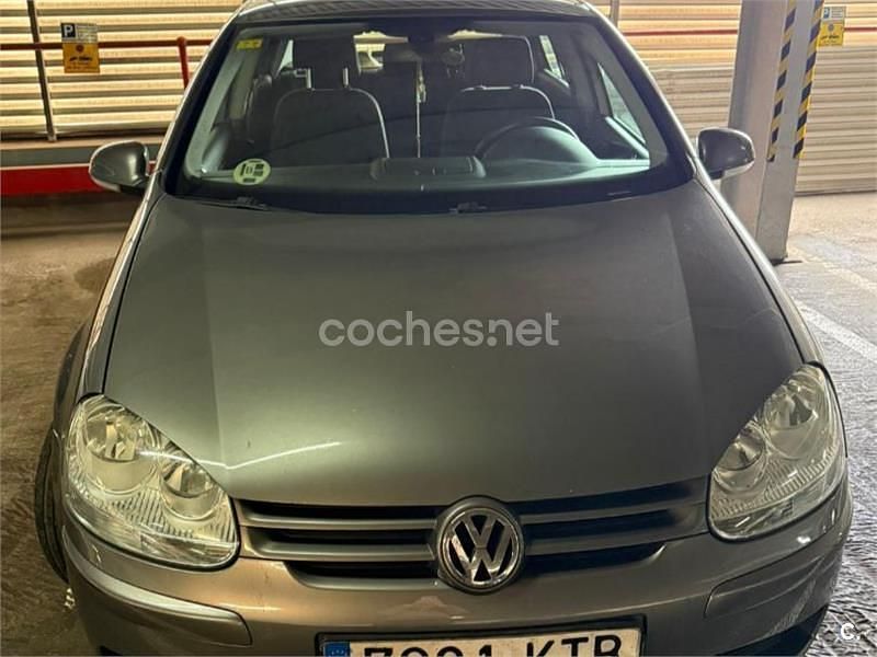 Usado VW Golf IV Highline 140 CV (102 kW) 2005 Gris / plata Berlina