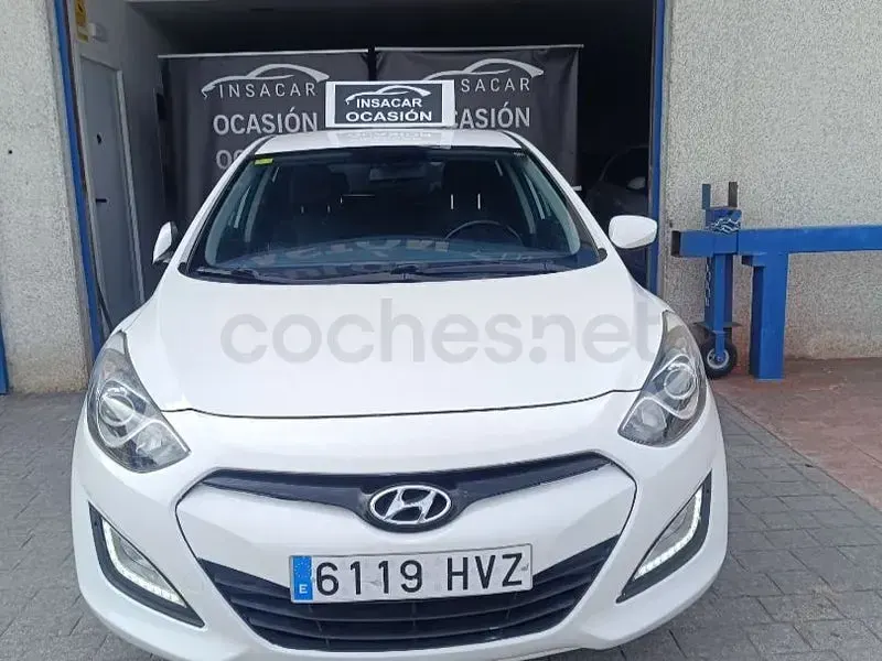 Usado Hyundai i30 100 CV (73 kW) 2014 Blanco Berlina