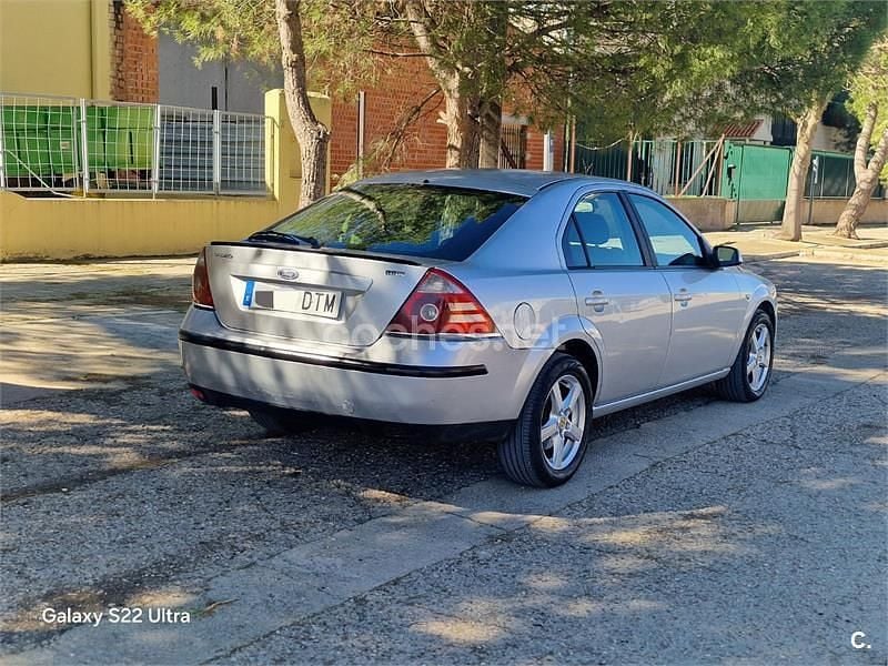 Usado Ford Mondeo Sport 155 CV (114 kW) 2005 Gris / plata Berlina