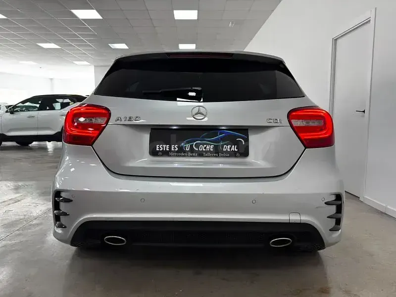 Usado Mercedes A180 AMG line 109 CV (80 kW) 2015 Gris / plata Utilitario