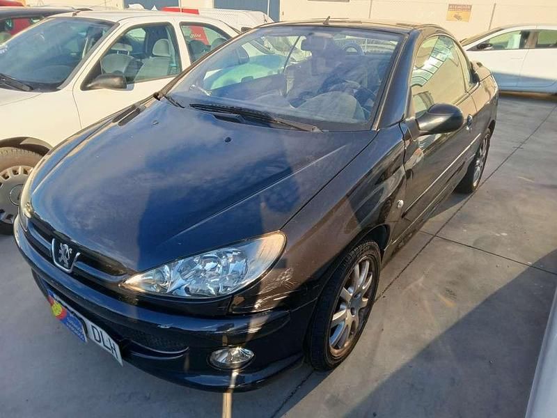 Usado Peugeot 206 CC 110 CV (80 kW) 2005 Negro Descapotable