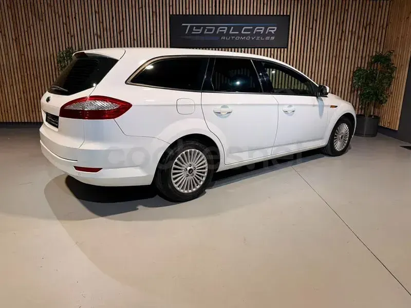 Usado Ford Mondeo Trend 125 CV (91 kW) 2009 Blanco Familiar
