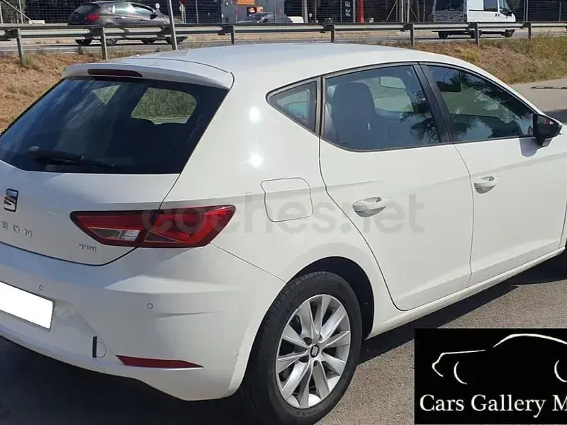 Usado Seat Leon Style 130 CV (95 kW) 2019 Blanco Berlina
