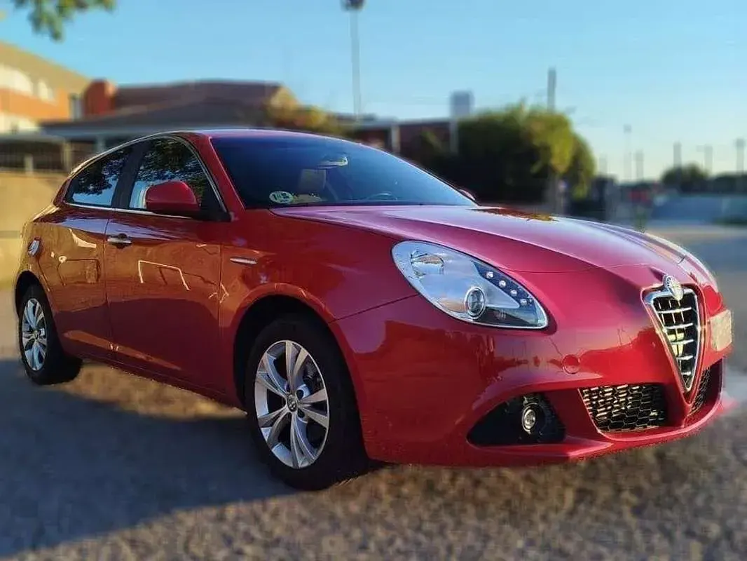 Usado Alfa Romeo Giulietta Distinctive 105 CV (77 kW) 2013 Rojo Utilitario