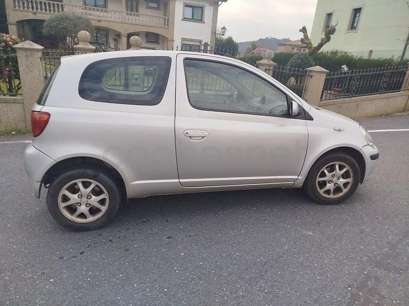 Usado Toyota Yaris Luna 65 CV (47 kW) 2005 Gris / plata Berlina