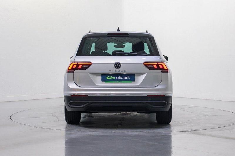 Usado VW Tiguan Life 150 CV (110 kW) 2022 Gris SUV