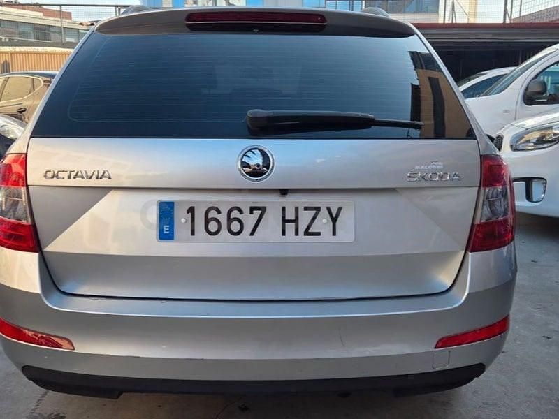 Usado Skoda Octavia Active 105 CV (77 kW) 2014 Gris / plata Utilitario