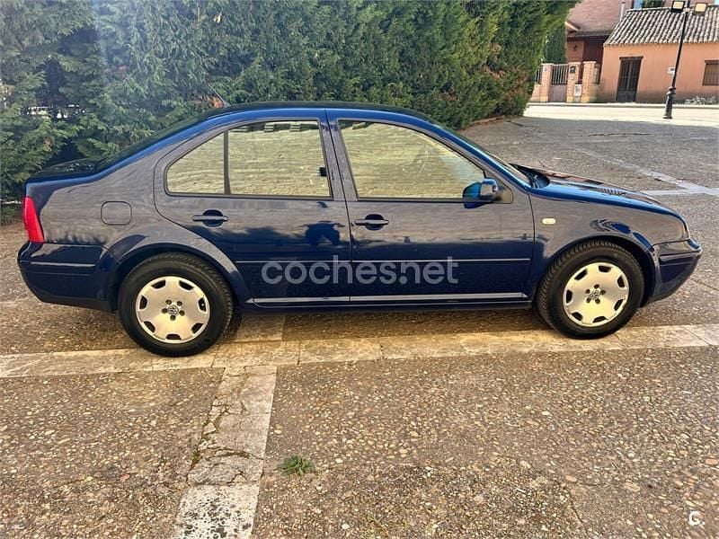 Usado VW Bora Trendline 110 CV (80 kW) 2001 Azul Berlina