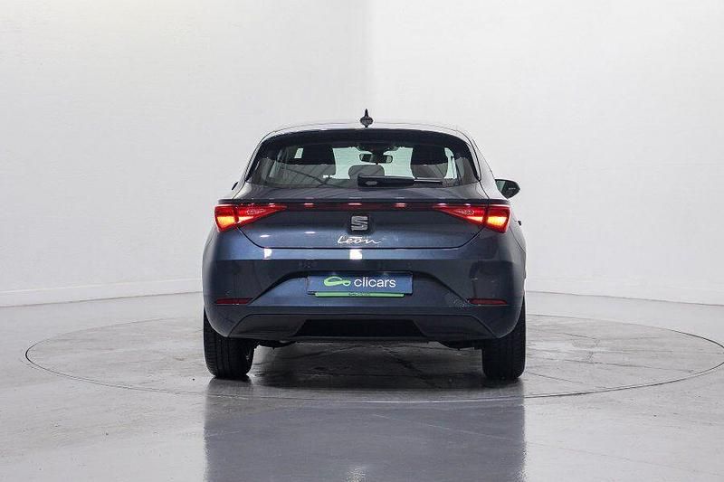 Usado Seat Leon Style 110 CV (80 kW) 2024 Gris / plata Berlina