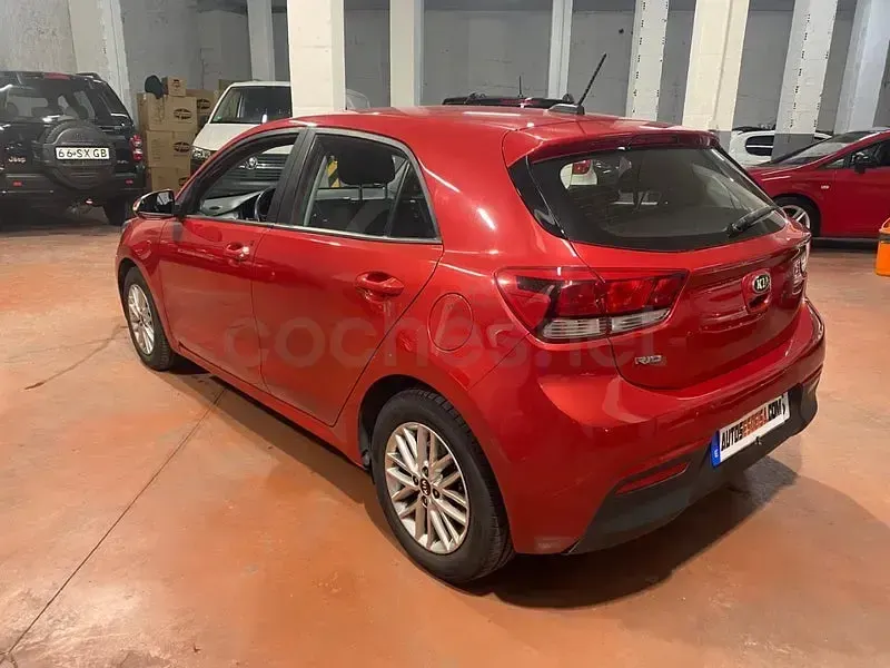 Usado Kia Rio 84 CV (61 kW) 2018 Granate Berlina