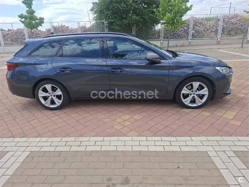 Usado Seat Leon FR 150 CV (110 kW) 2021 Gris / plata Familiar