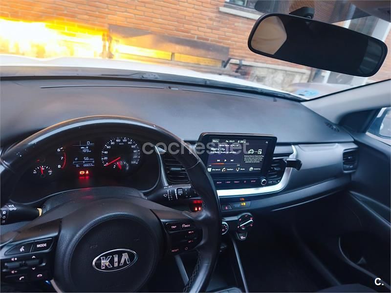 Usado Kia Stonic 84 CV (61 kW) 2021 Blanco SUV