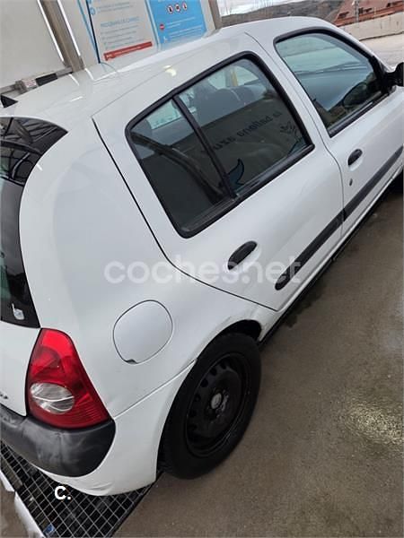 Usado Renault Clio II Expression 60 CV (44 kW) 2002 Blanco Berlina
