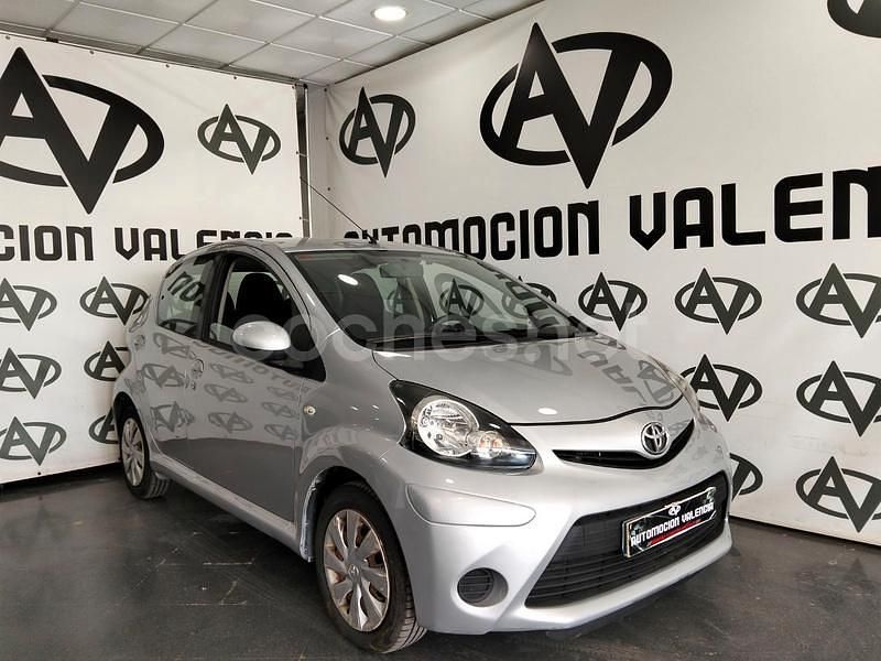 Gris / plata Usado 2013 Toyota Aygo Live Utilitario | 5999 € (Precio justo) - Imagen 1/4