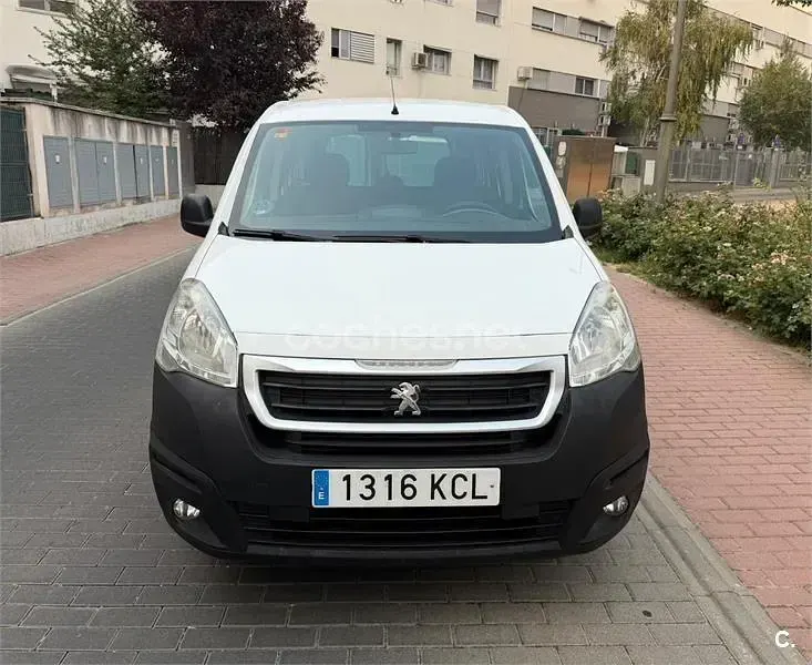 Usado Peugeot Partner Tepee Access 100 CV (73 kW) 2016 Blanco Monovolumen