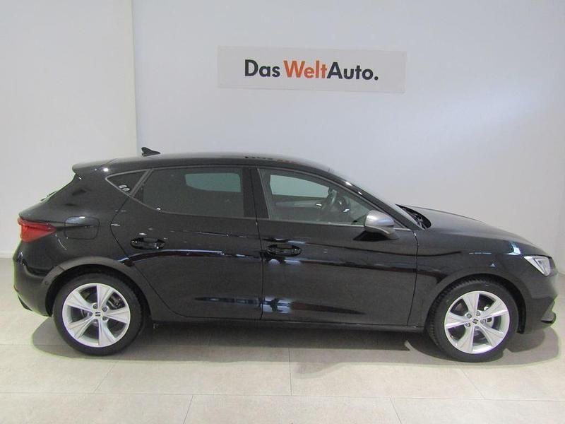 Usado Seat Leon FR 116 CV (85 kW) 2025 Negro Berlina