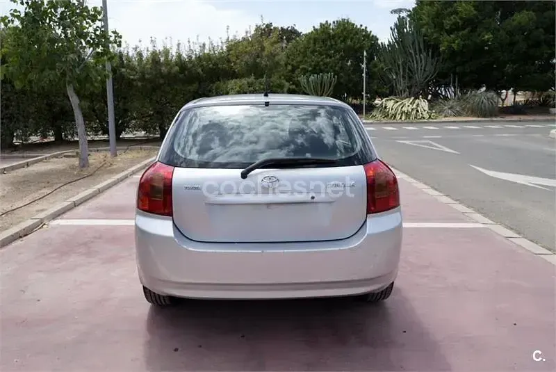 Usado Toyota Corolla Sol 110 CV (80 kW) 2003 Gris / plata Berlina