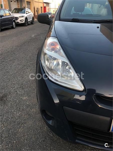 Usado Renault Clio III Collection 75 CV (55 kW) 2012 Gris / plata Berlina