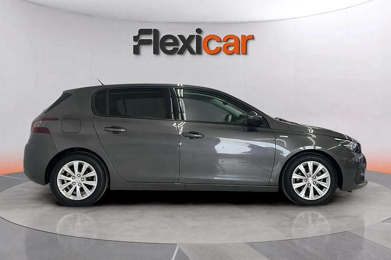 Usado Peugeot 308 Access 131 CV (96 kW) 2020 Gris Berlina