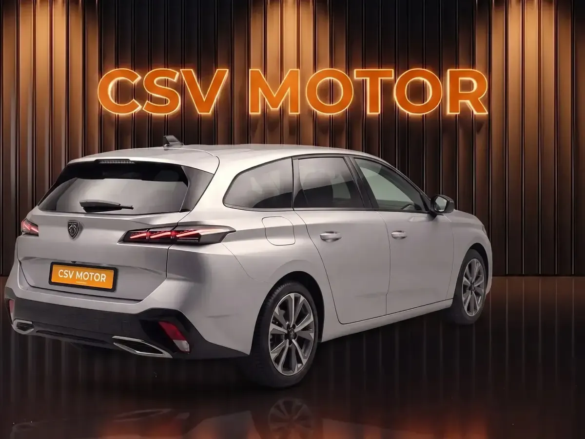 Usado Peugeot 308 SW Active 131 CV (96 kW) 2022 Gris Familiar