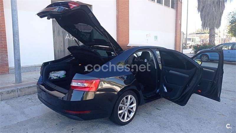 Usado Skoda Superb 150 CV (110 kW) 2017 Negro Berlina