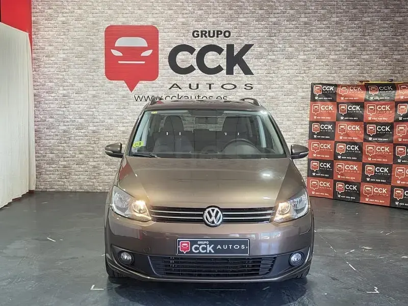 Usado VW Touran Advance 105 CV (77 kW) 2012 Marrón Monovolumen