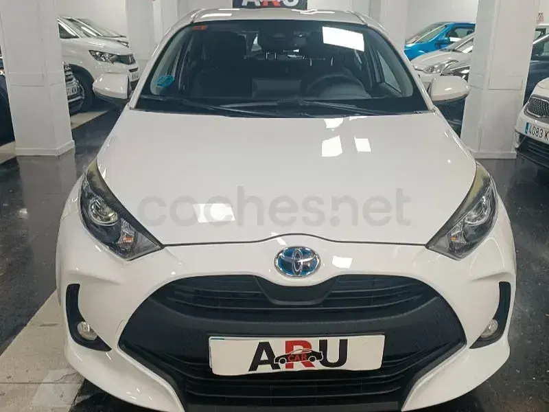 Usado Toyota Yaris Hybrid Style 116 CV (85 kW) 2021 Blanco Berlina