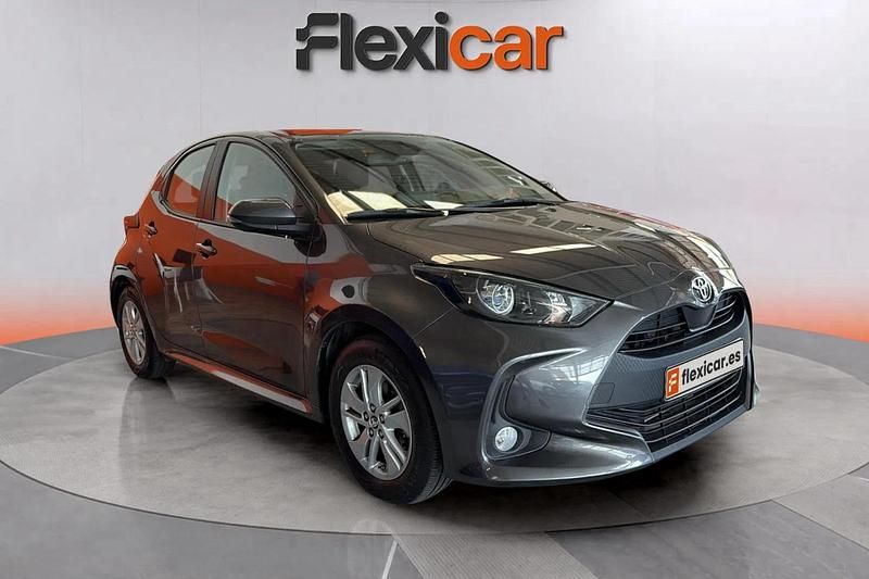 Gris Usado 2024 Toyota Yaris Edition Berlina | 16.990 € (Buen precio) - Imagen 1/4