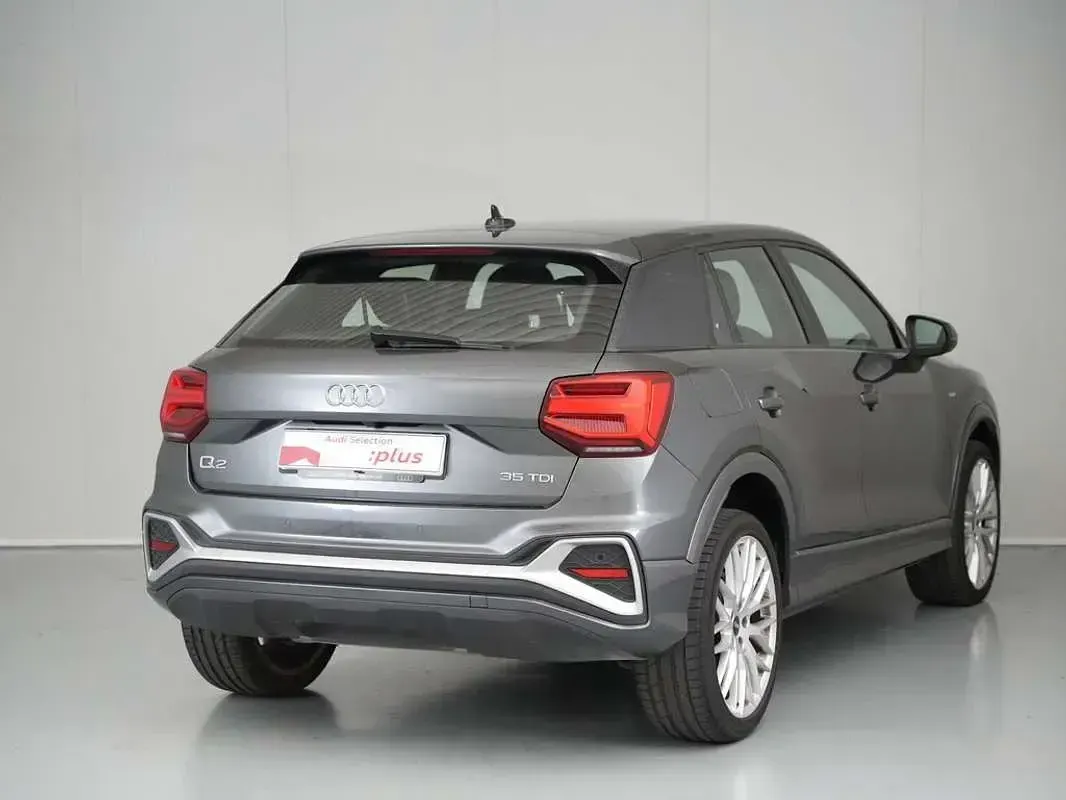 Usado Audi Q2 Black Edition 150 CV (110 kW) 2025 Gris SUV