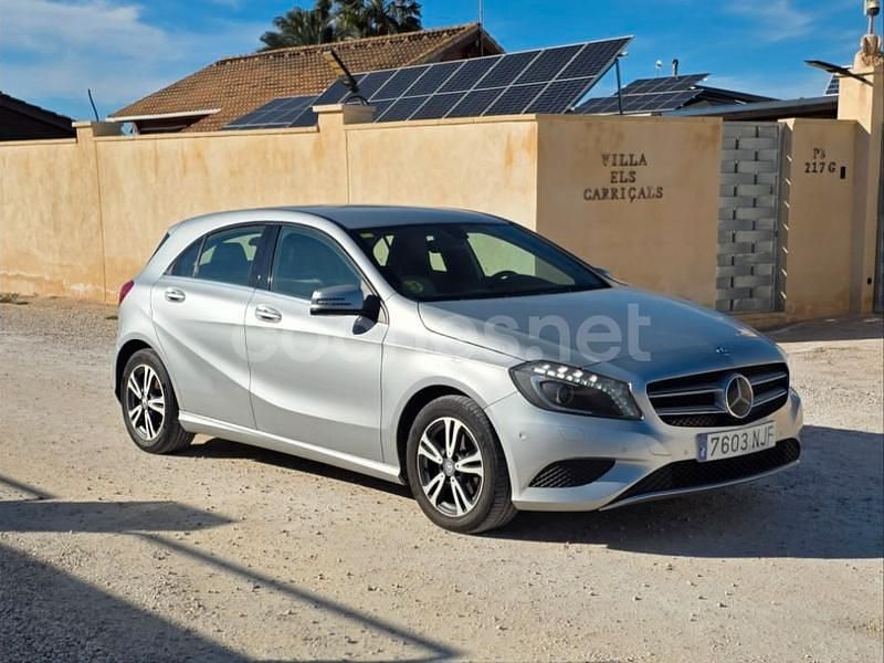 Usado Mercedes A180 Urban 109 CV (80 kW) 2014 Gris / plata Berlina