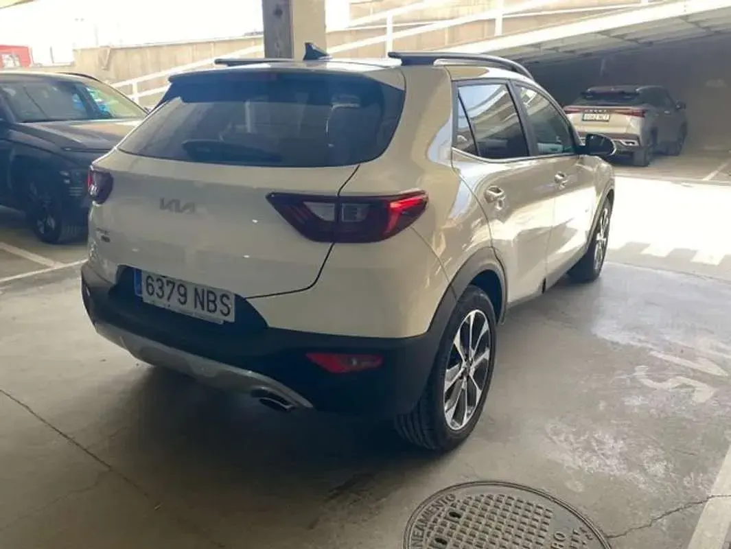 Usado Kia Stonic Style 101 CV (74 kW) 2025 Blanco SUV