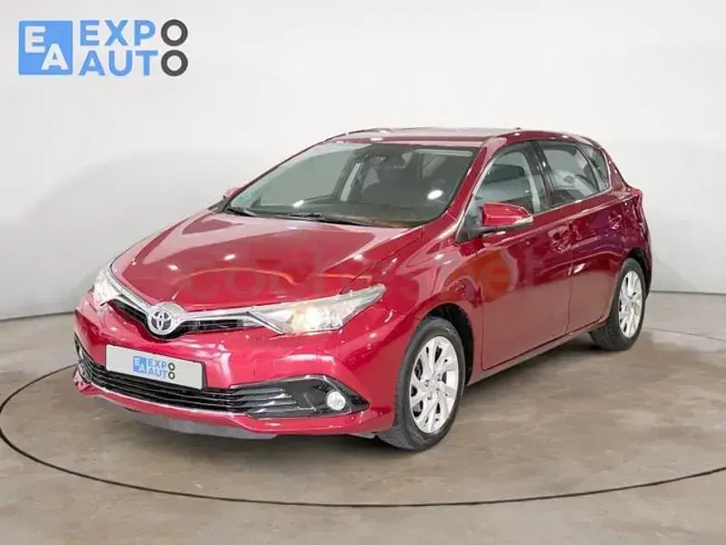 Usado Toyota Auris Business Edition 116 CV (85 kW) 2018 Rojo Berlina