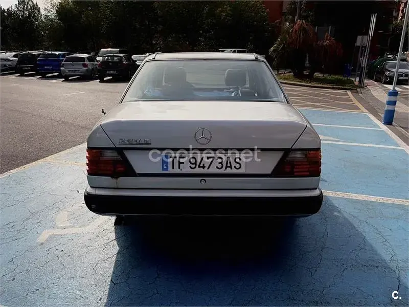 Usado Mercedes 260 166 CV (122 kW) 1989 Gris / plata Berlina