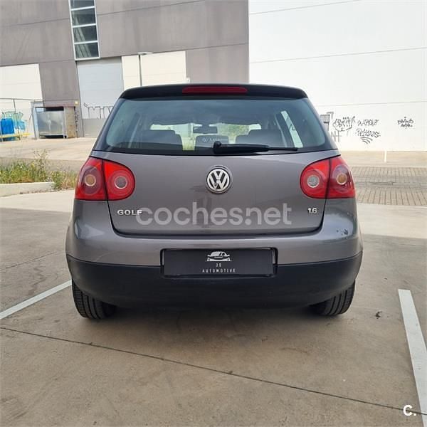 Usado VW Golf IV Highline 102 CV (75 kW) 2005 Gris / plata Berlina