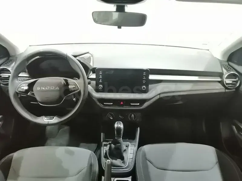 Usado Skoda Fabia Selection 115 CV (84 kW) 2025 Gris / plateado Berlina