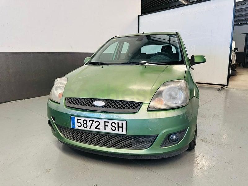 Usado Ford Fiesta Ambiente 70 CV (51 kW) 2007 Verde Utilitario