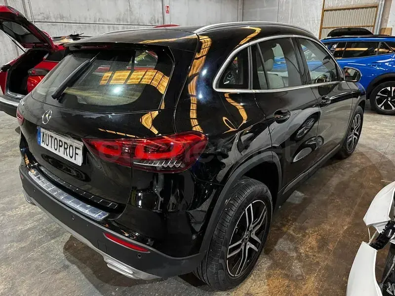 Usado Mercedes GLA180 136 CV (100 kW) 2023 Negro SUV