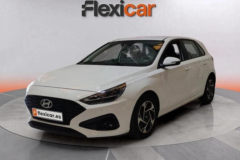 Usado Hyundai i30 120 CV (88 kW) 2024 Blanco Berlina