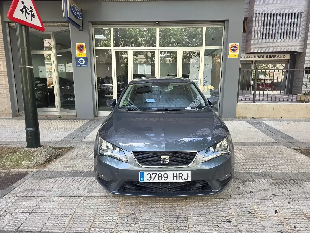 Usado Seat Leon Style 105 CV (77 kW) 2013 Gris Utilitario