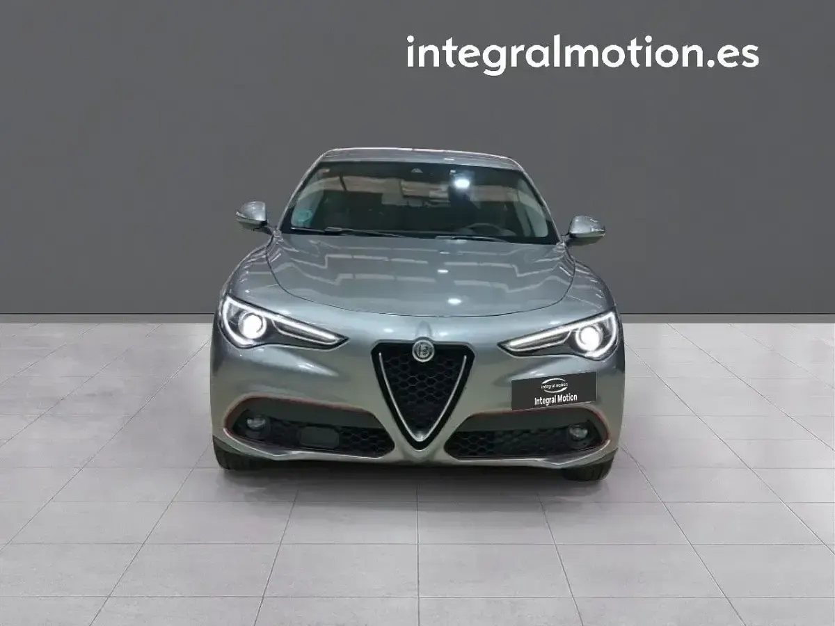 Usado Alfa Romeo Stelvio Super 179 CV (131 kW) 2017 Gris SUV