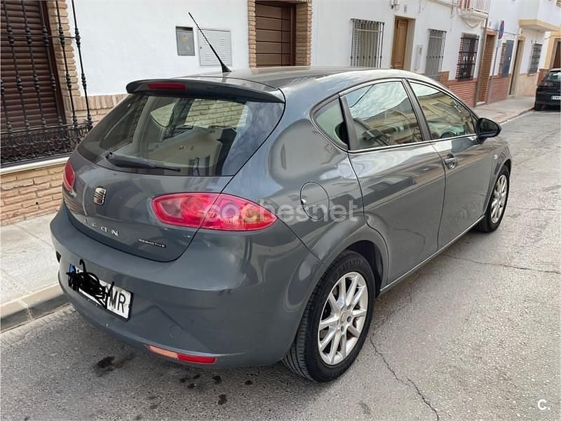 Usado Seat Leon Ecomotive 105 CV (77 kW) 2009 Gris / plata Berlina