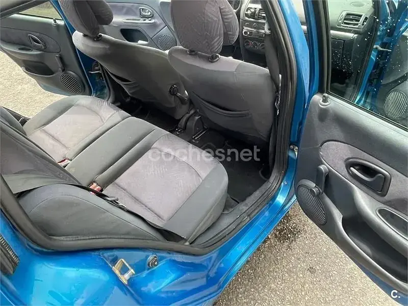 Usado Renault Clio II Dynamique 75 CV (55 kW) 2003 Azul Berlina