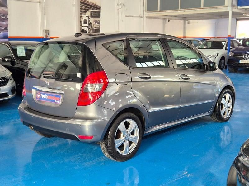 Usado Mercedes A180 Avantgarde 109 CV (80 kW) 2010 Gris / plata Monovolumen
