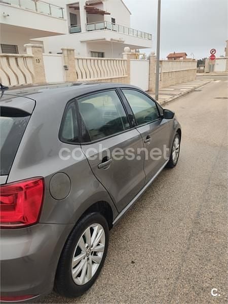 Usado VW Polo Advance 90 CV (66 kW) 2017 Gris / plata Berlina