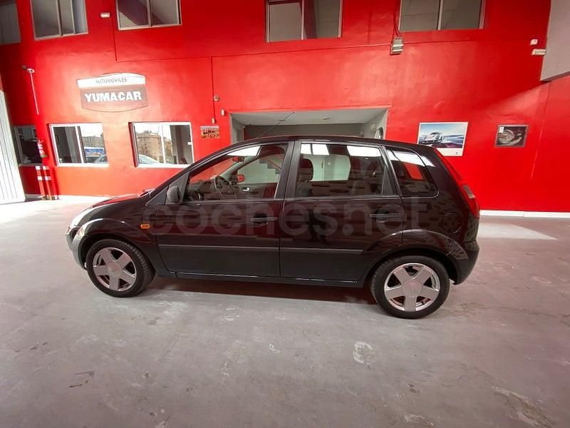 Usado Ford Fiesta Trend 100 CV (73 kW) 2004 Negro Utilitario